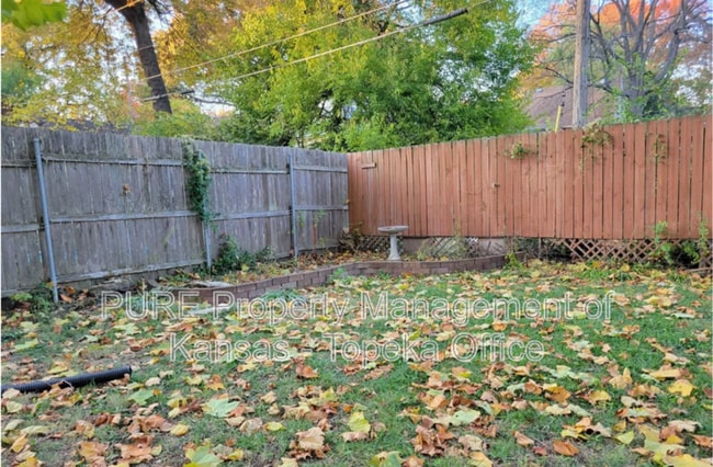 Building Photo - 310 SW Hillside Dr