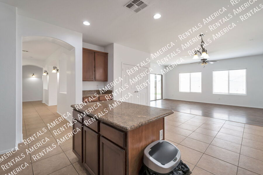 Building Photo - 9612 Tangerine Rd