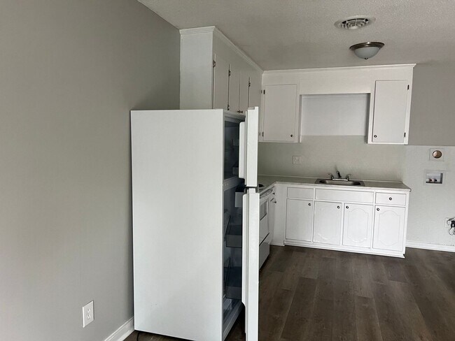 Building Photo - Nandina 102-108