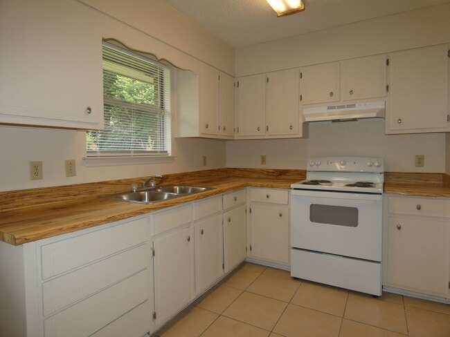 Building Photo - Comfortable/Affordable 3/1.5 - Pace