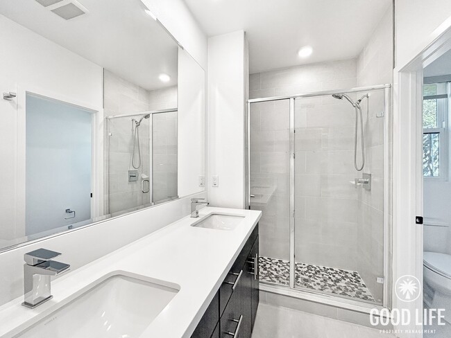 Building Photo - Beautiful 3BD/3BA w/ A/C, In-Unit Laundry, and Attached Garage in Mission Valley!