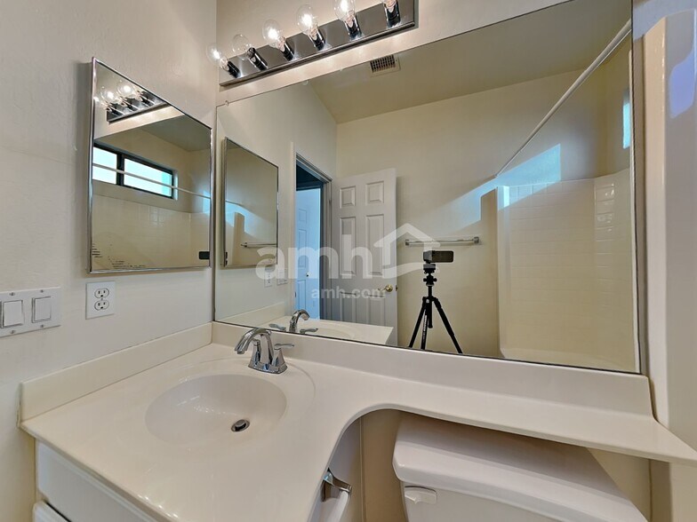 Building Photo - 8027 W Clara Ln