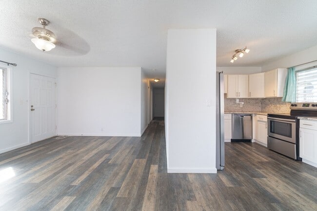 Building Photo - Fully remodeled, spacious 3BR/1.5BA/2PKG near Waikele