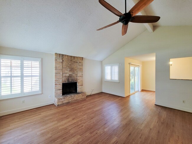 Building Photo - RECENTLY RENOVATED 3 BEDROOM 2 BATH LEASE ...