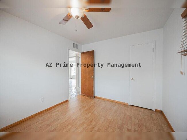 Building Photo - 9430 N 11th Pl