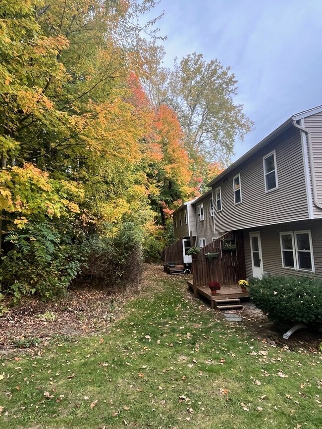 Building Photo - Comfortable 2BR Townhome with Garage, Laundry, and Modern Appliances