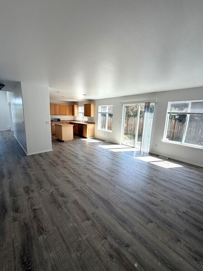 Building Photo - Large 4 bedroom 2.5 bathroom in Arlington