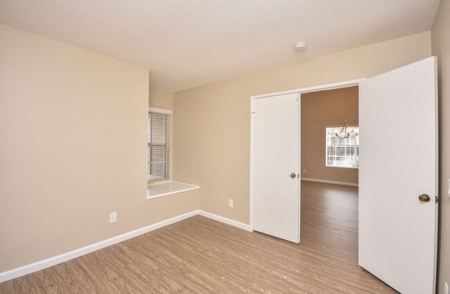 Building Photo - Lovely Single Level Home 4BR/2BTH Located ...