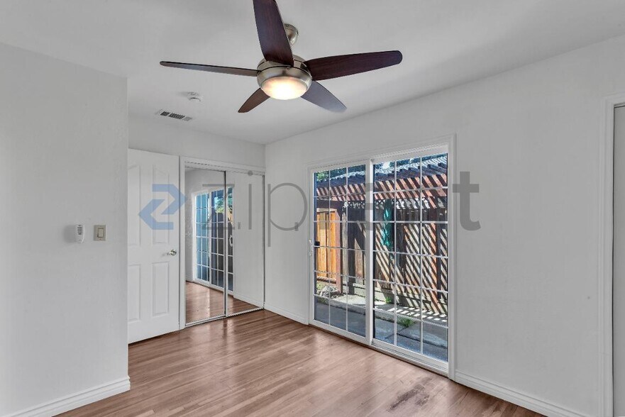 Building Photo - Unit