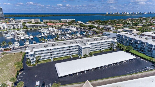 Building Photo - 907 Marina Dr