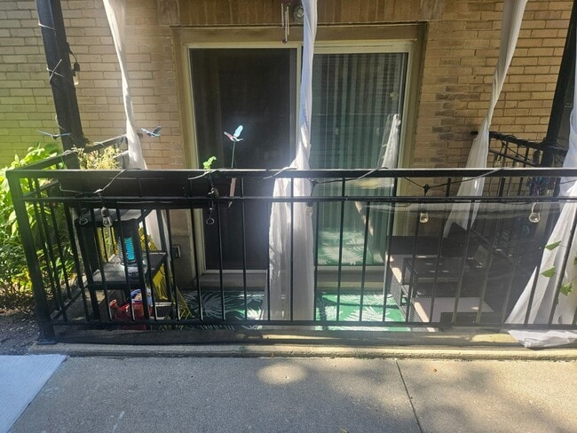 Building Photo - 1258 W Winona St