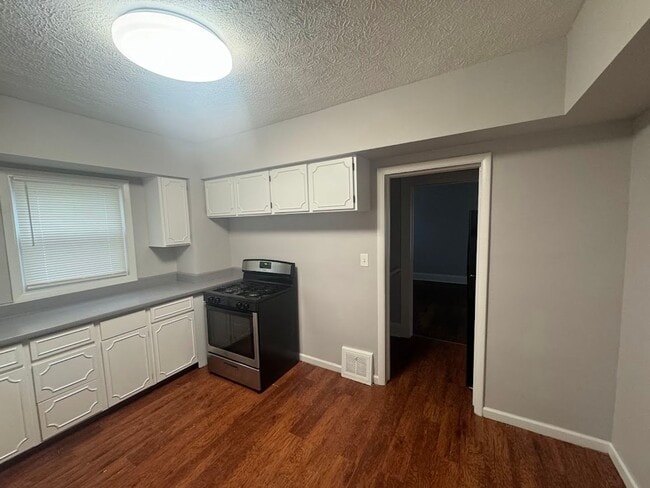 Building Photo - 3 Bed - 1.5 Bath Colonial for Rent in Clev...