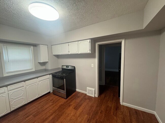 Building Photo - 3 Bed - 1.5 Bath Colonial for Rent in Cleveland Heights!