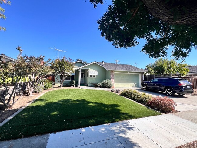 Building Photo - Spacious 3 Bedroom 2 Bath with Attached 2 ...