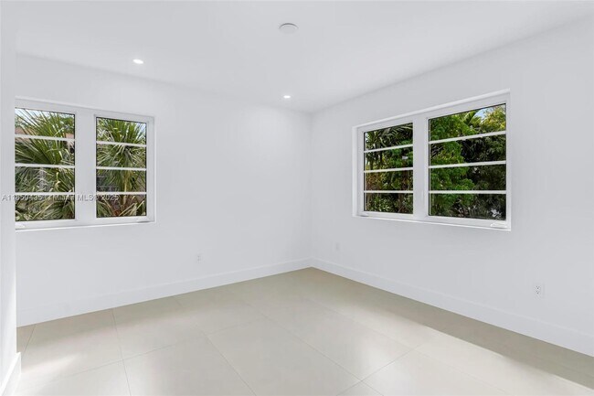 Building Photo - 524 NE 65th St