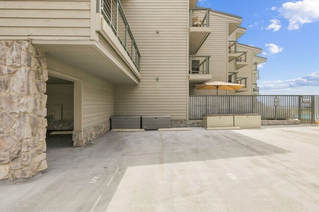 Building Photo - 940 Sealane Dr