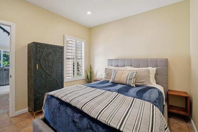 Building Photo - 29 Lakeshore Dr