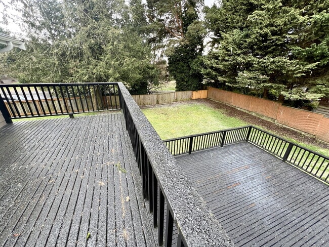 Building Photo - Spacious Living, Functional Comfort & Unbeatable Convenience