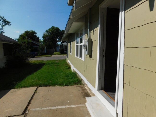 Building Photo - Beautifully remodeled 2 bedroom/1 bath hou...