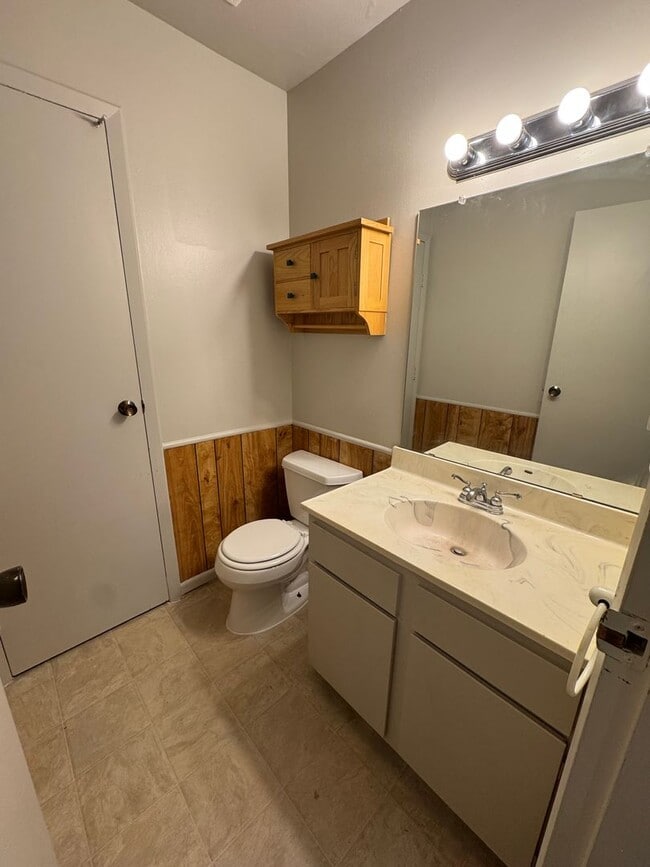 Building Photo - Spacious 2-Bedroom, 1.5-Bath Condo in Bear...