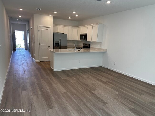 Building Photo - 611 Holly Lks Dr
