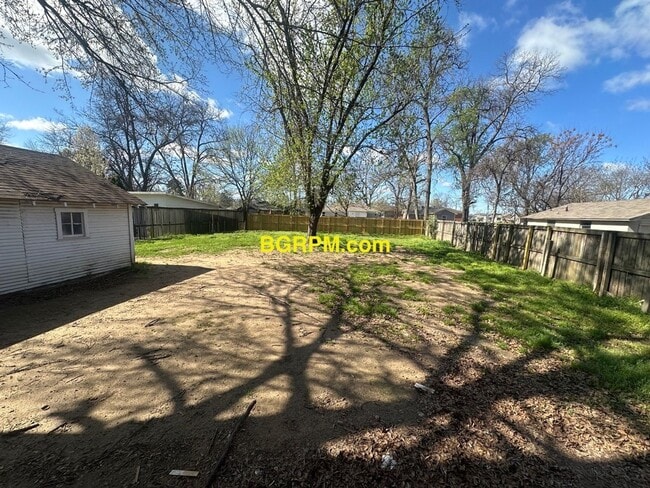 Building Photo - 2 Bed 1 Bath