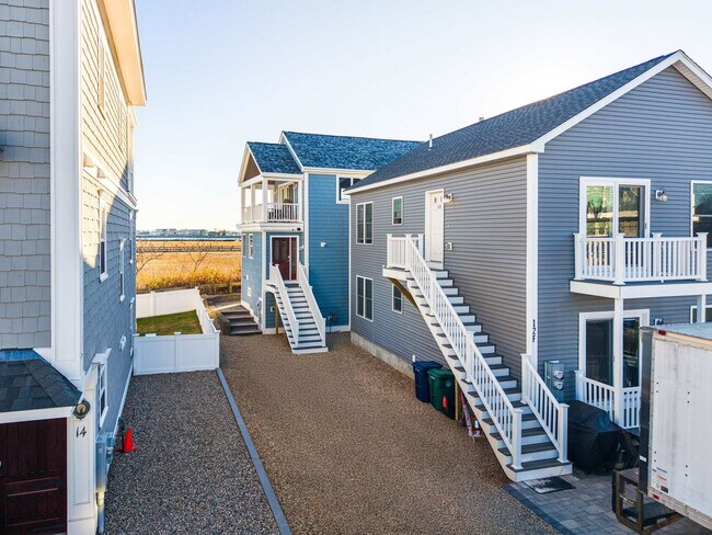 Building Photo - 12 Epping Ave