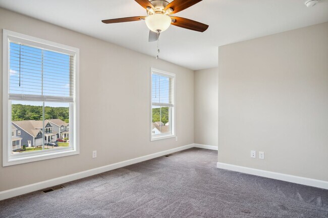 Building Photo - 3 bed/ 3 1/2 bath.  Dog Friendly.