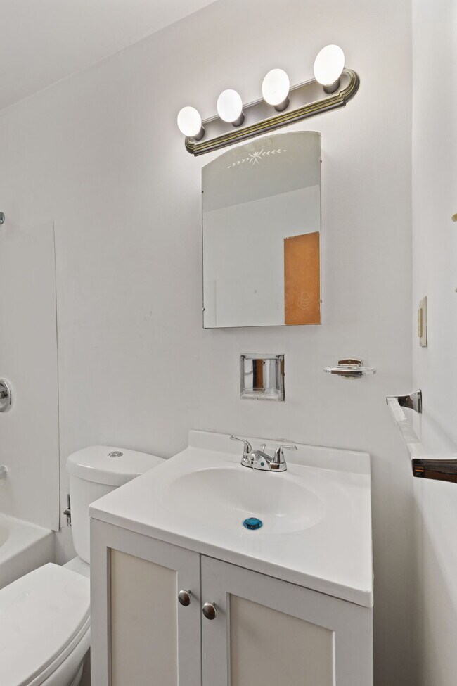 Building Photo - 3016 N Arlington Ave