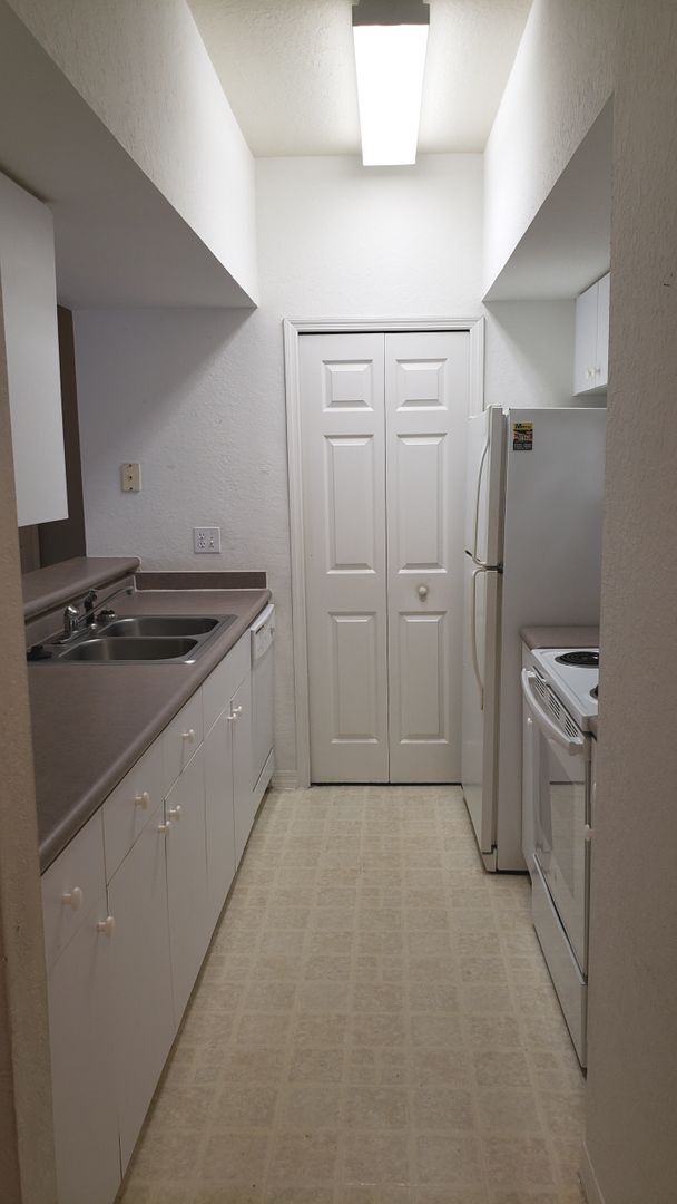 Building Photo - Large 3-Bedroom, 2-Bath Condo with Solariu...