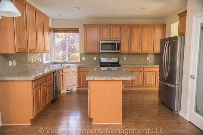 Building Photo - Large 5 Bedroom River Canyon Estates Home with Community Pool!