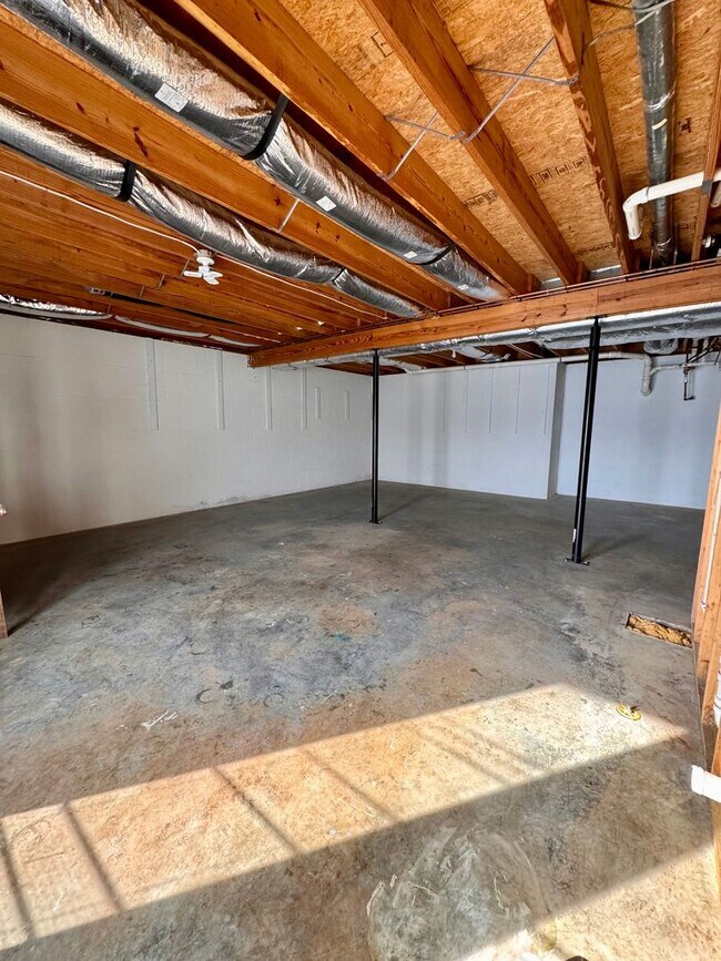 Building Photo - House for Rent in Broadway