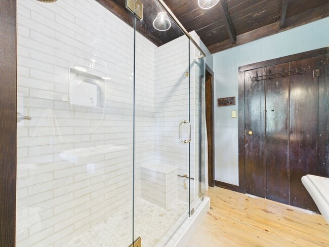 Building Photo - COMING SOON! Charming Cottage in the Center of Town