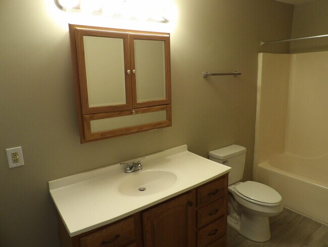 Building Photo - 140 Landings Dr