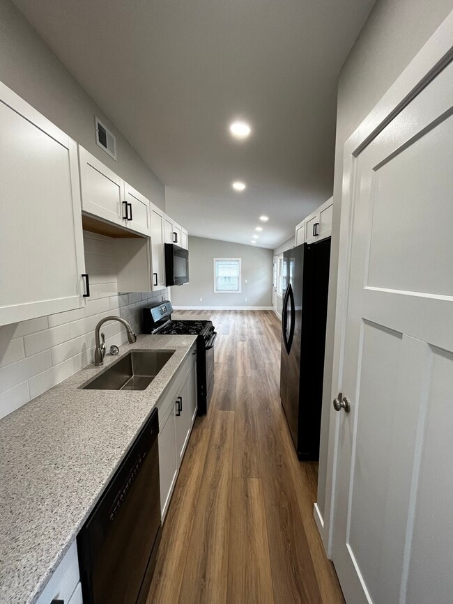 Building Photo - 54 Fontenelle St SE