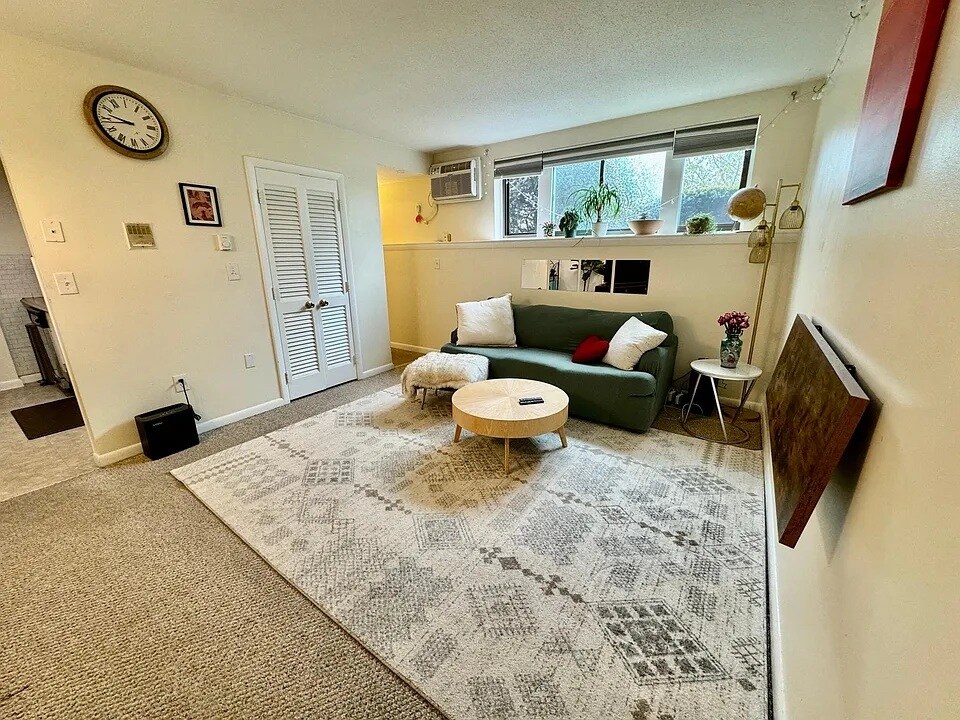 Building Photo - 20 School Ave