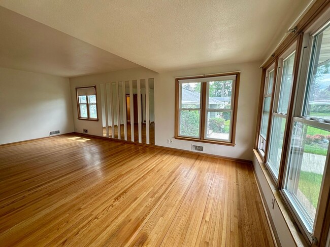 Building Photo - Beautiful Single Family Home Across from L...