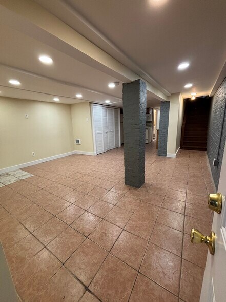 Building Photo - 244 6th Ave W