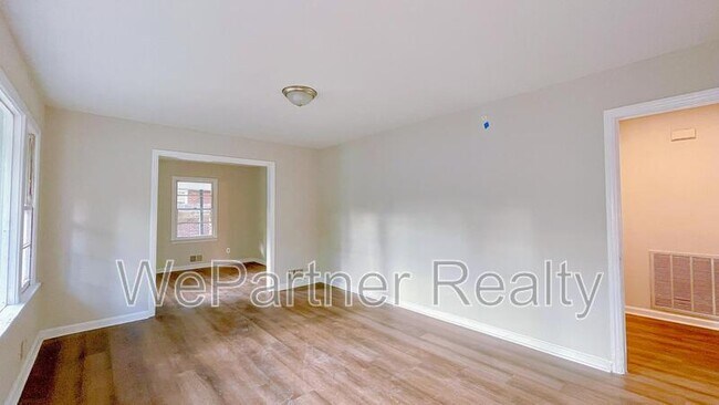 Building Photo - 2744 Fairlane Dr SE