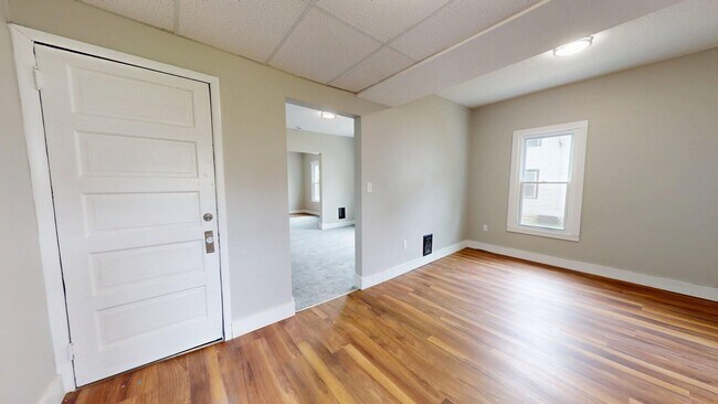 Building Photo - Madison/West Blvd neighborhood: 3 bedroom/1 bath single family home.