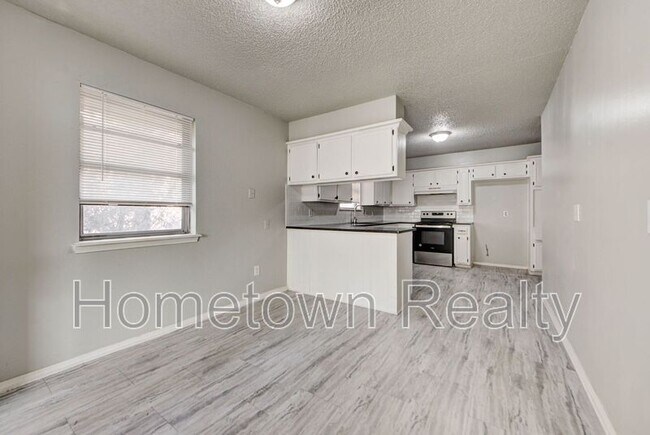 Building Photo - 605 W Clarke St