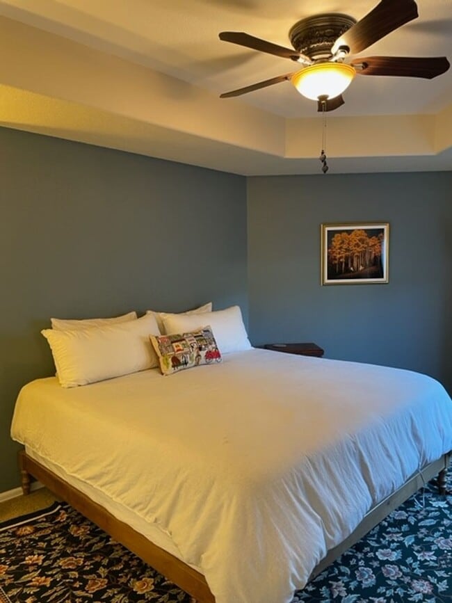 Building Photo - Bright & Open 2 Bedroom Condo on West Side