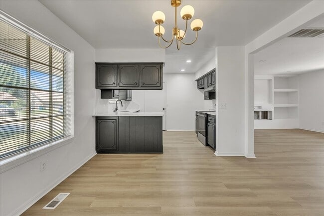 Building Photo - 9800 Willow Wind Dr