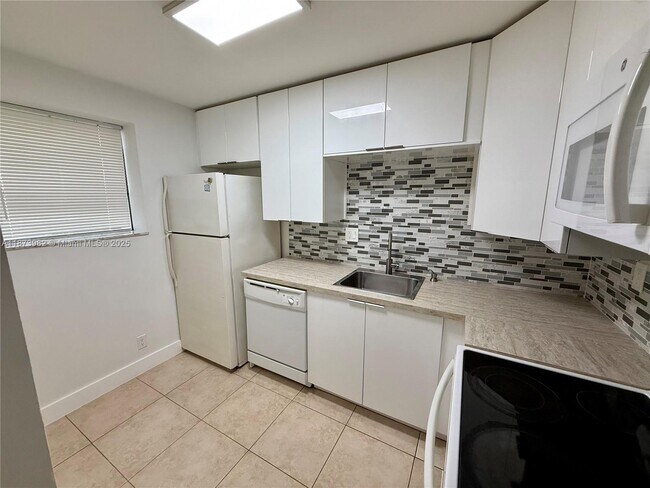 Building Photo - 702 Gardens Dr