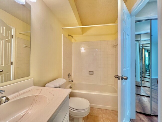 Building Photo - End Unit in Great Location!