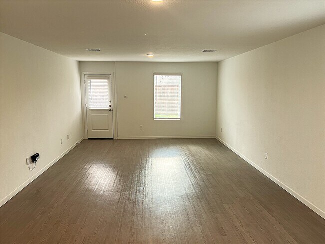 Building Photo - 18210 Via Aurelia Dr