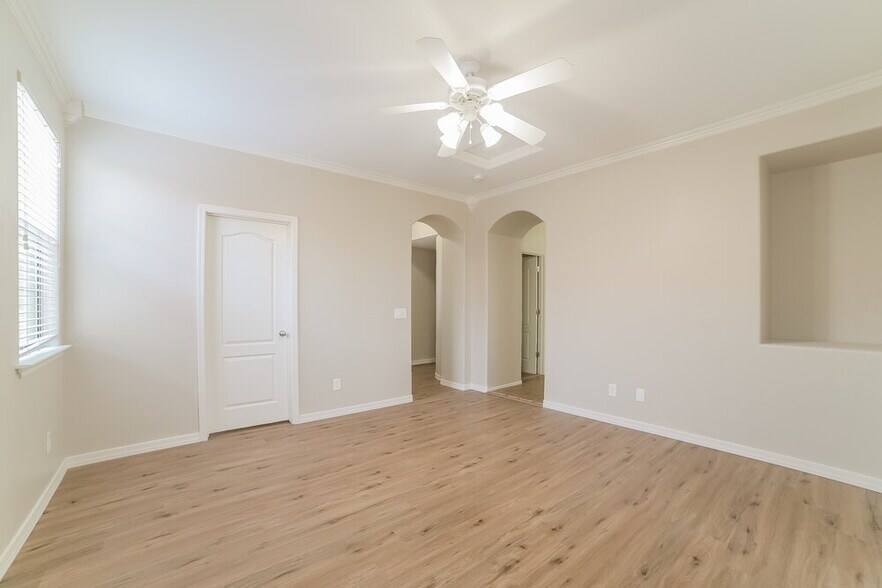 Building Photo - 2302 W Jake Haven