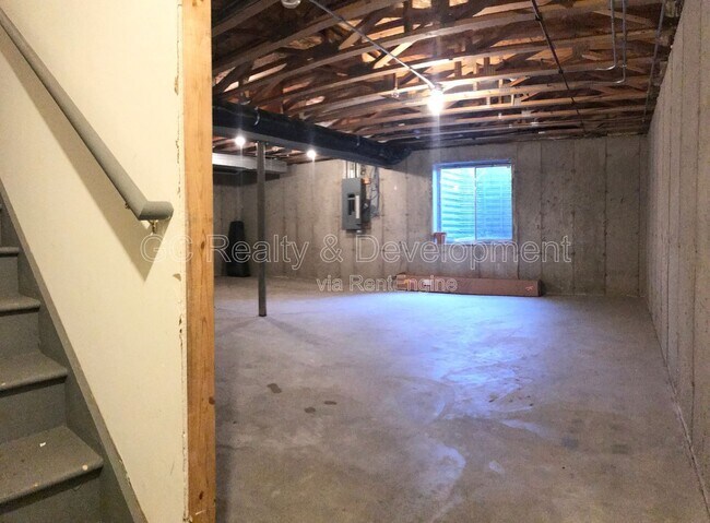 Building Photo - 922 Kings Canyon Dr