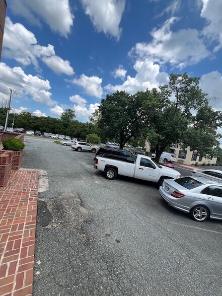 Building Photo - 907 Caroline St