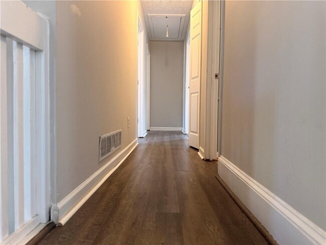 Building Photo - 1424 Shadowbrook Dr